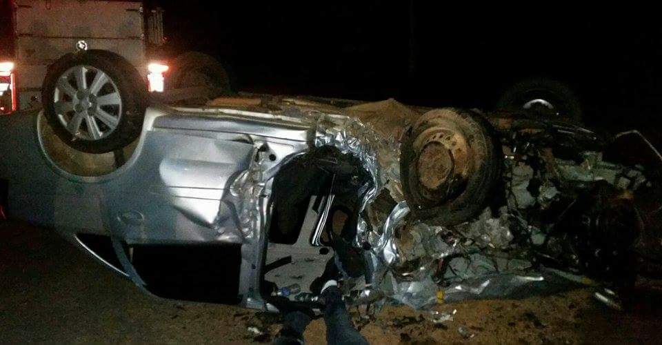 Com o forte impacto, os carros ficaram totalmente destruídos